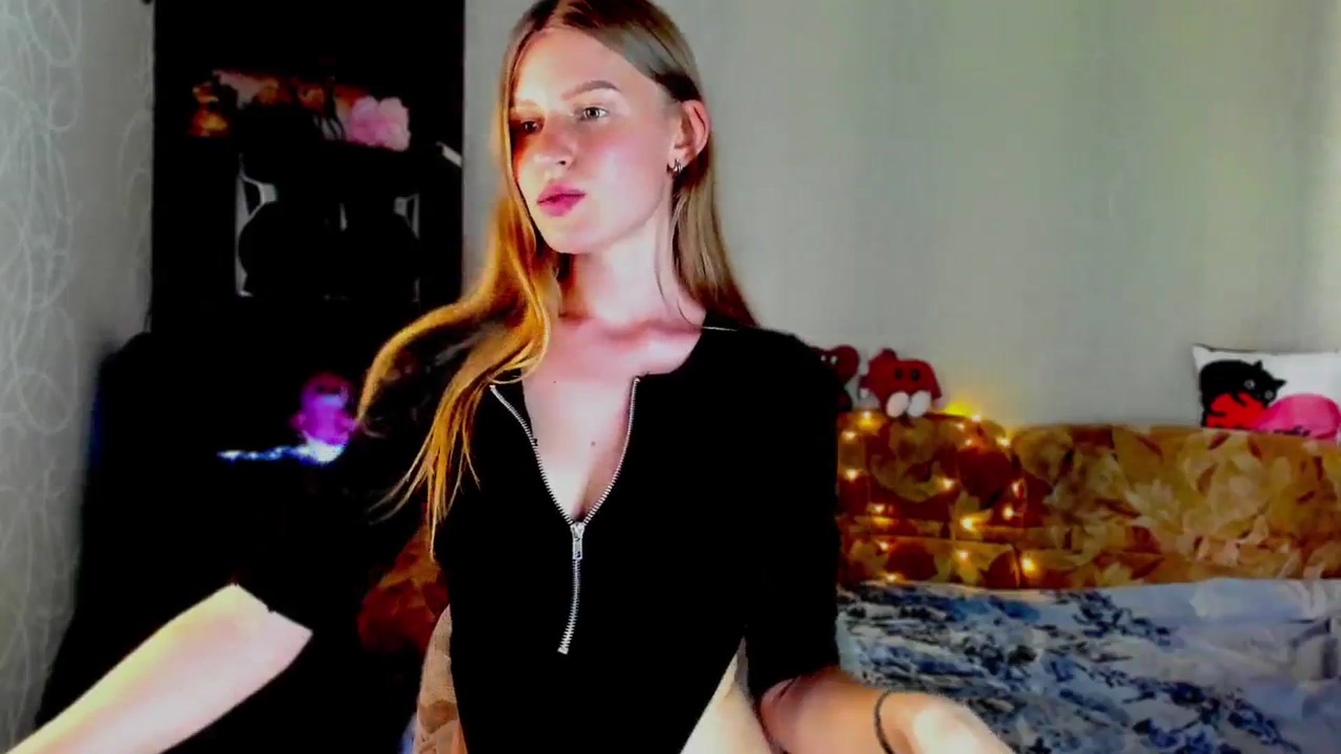 Gallery image thumbnail from Luna_evan's myfreecams stream on, 06/03/2025, 13:15 image 6 of 20