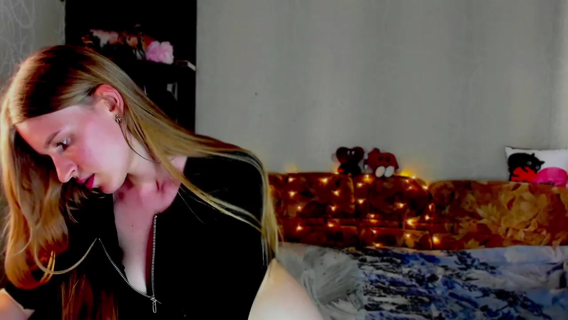 Gallery image thumbnail from Luna_evan's myfreecams stream on, 06/03/2025, 13:15 image 18 of 20