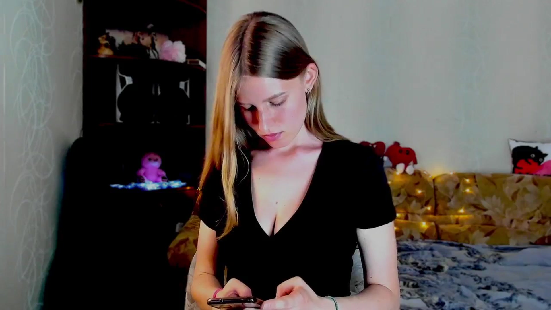 Gallery image thumbnail from Luna_evan's myfreecams stream on, 06/05/2025, 11:09 image 18 of 20
