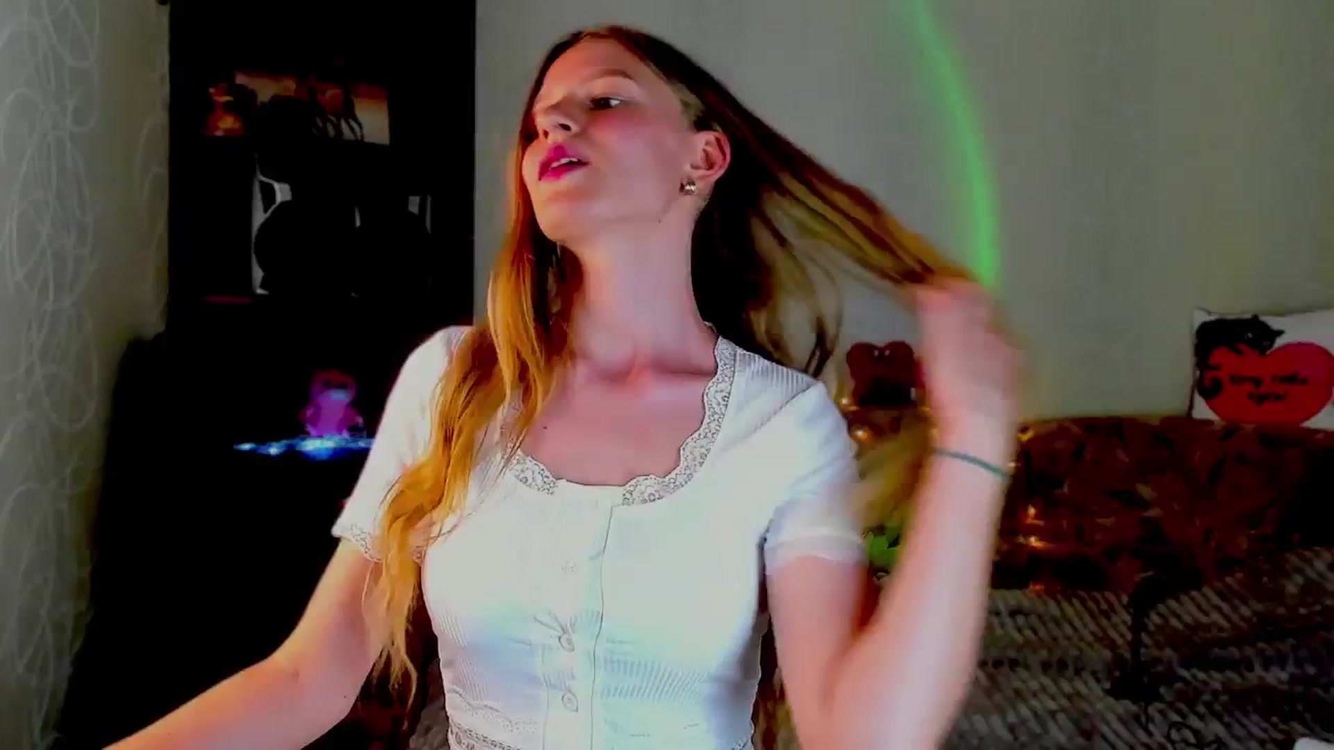 Gallery image thumbnail from Luna_evan's myfreecams stream on, 06/19/2025, 12:02 image 16 of 20