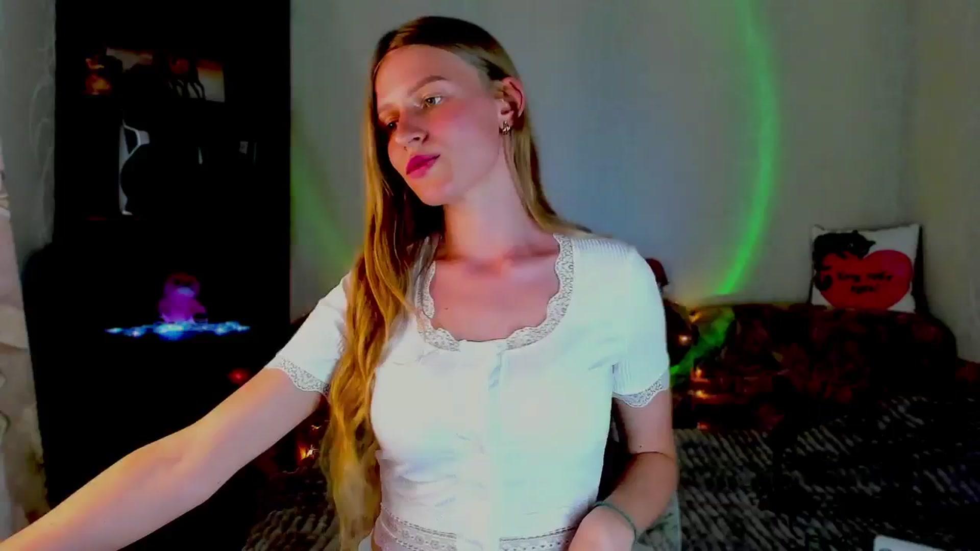 Gallery image thumbnail from Luna_evan's myfreecams stream on, 06/19/2025, 13:23 image 11 of 20