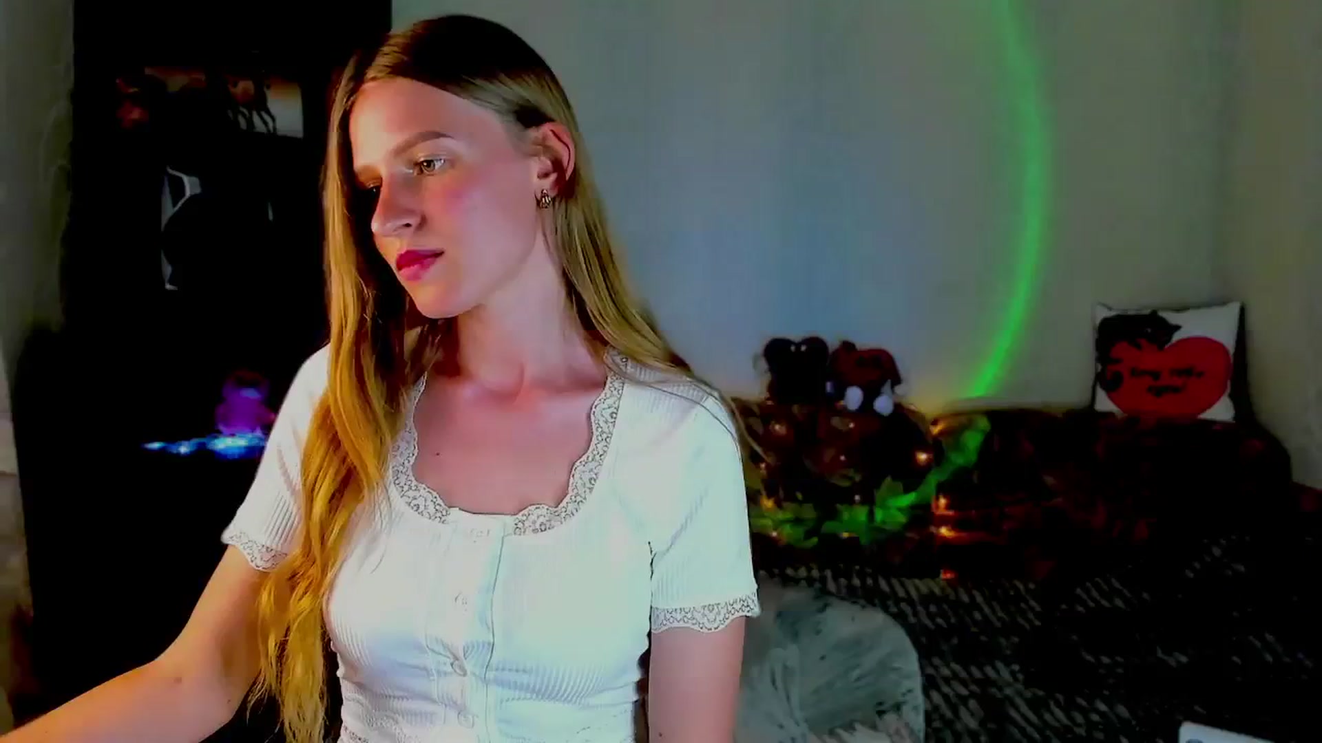 Gallery image thumbnail from Luna_evan's myfreecams stream on, 06/19/2025, 13:23 image 12 of 20