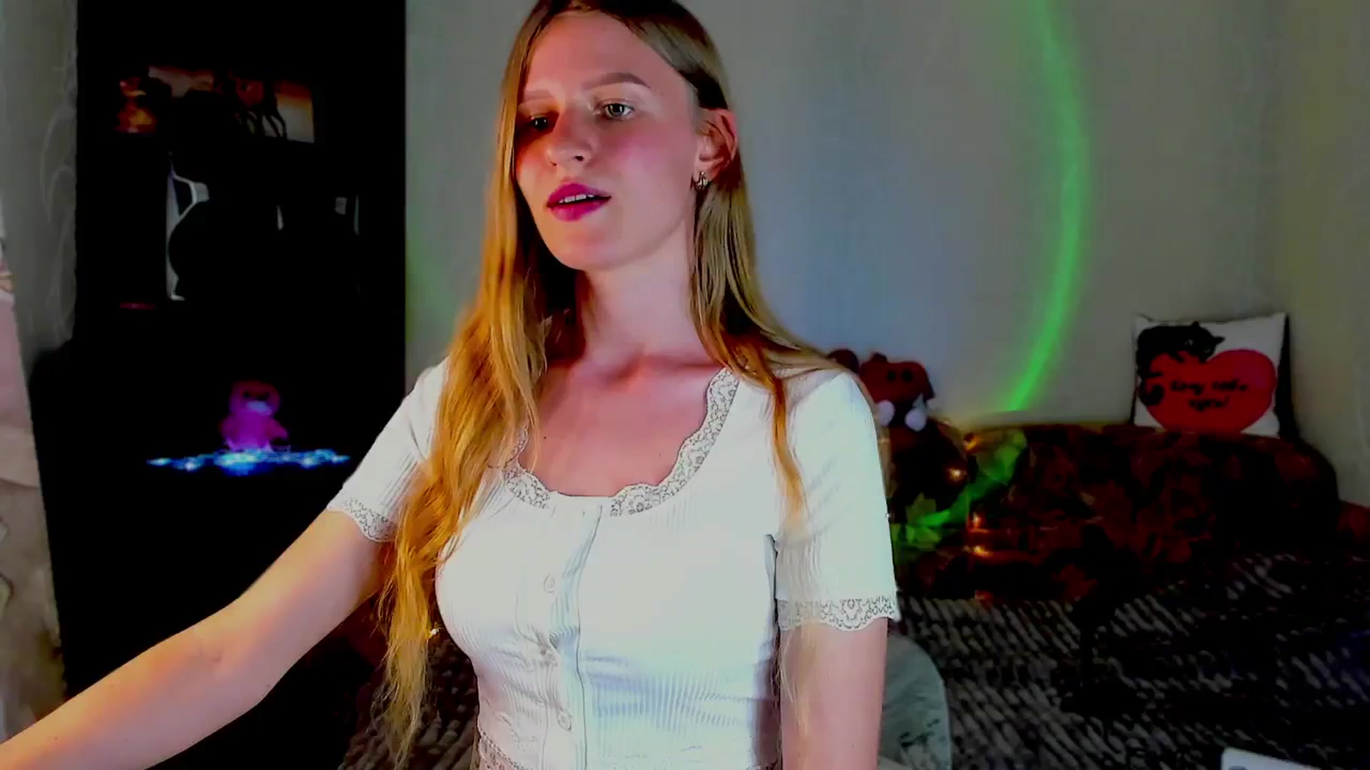 Gallery image thumbnail from Luna_evan's myfreecams stream on, 06/19/2025, 13:23 image 10 of 20