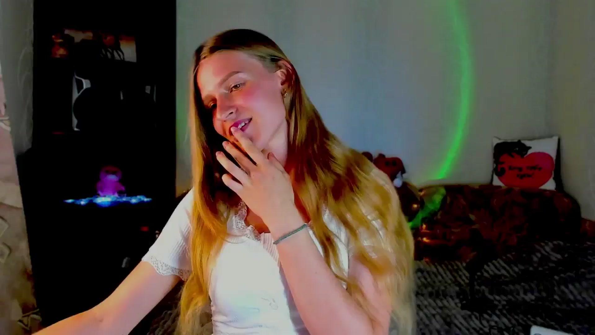 Gallery image thumbnail from Luna_evan's myfreecams stream on, 06/19/2025, 13:23 image 20 of 20