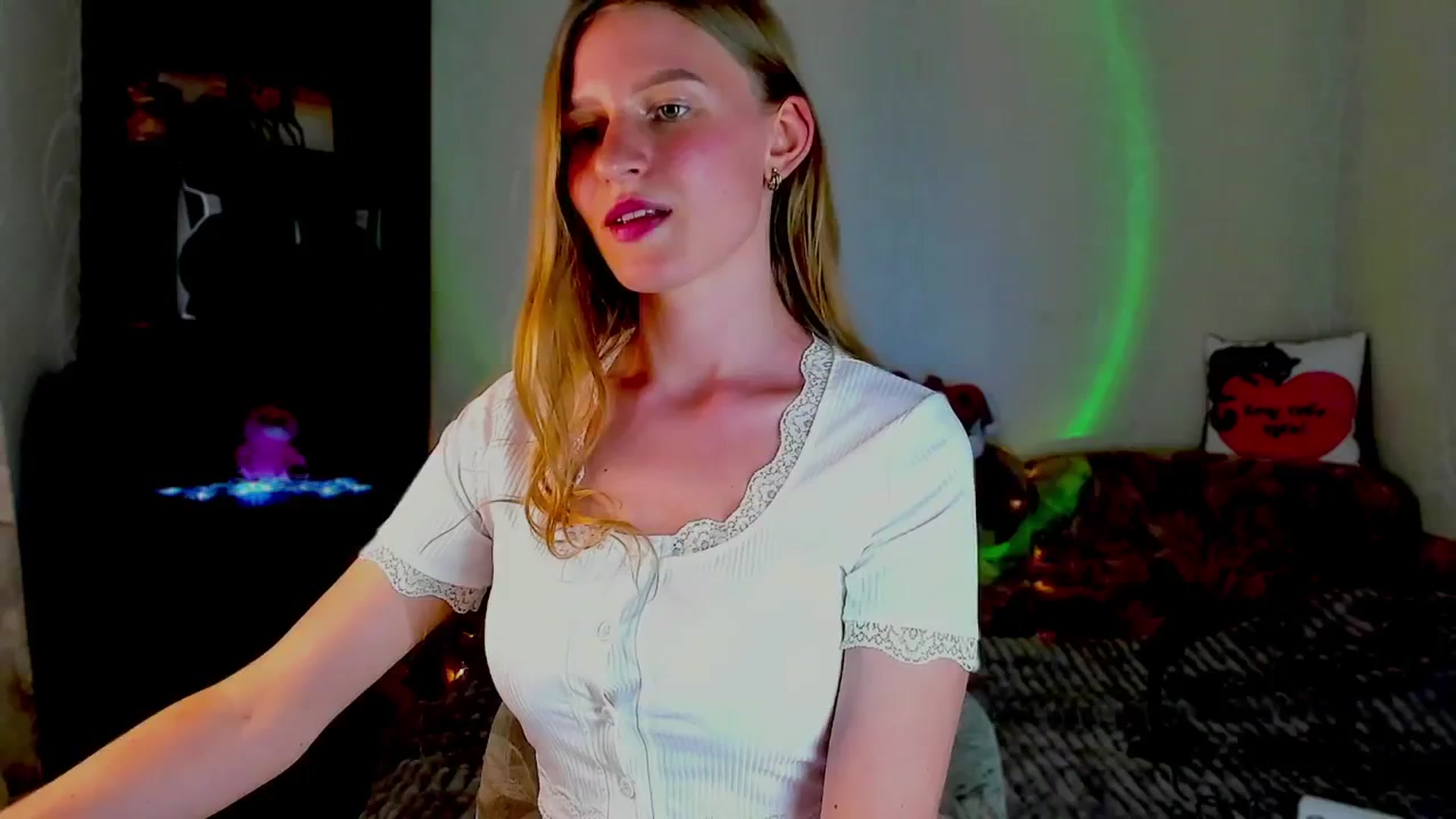 Gallery image thumbnail from Luna_evan's myfreecams stream on, 06/19/2025, 13:23 image 15 of 20