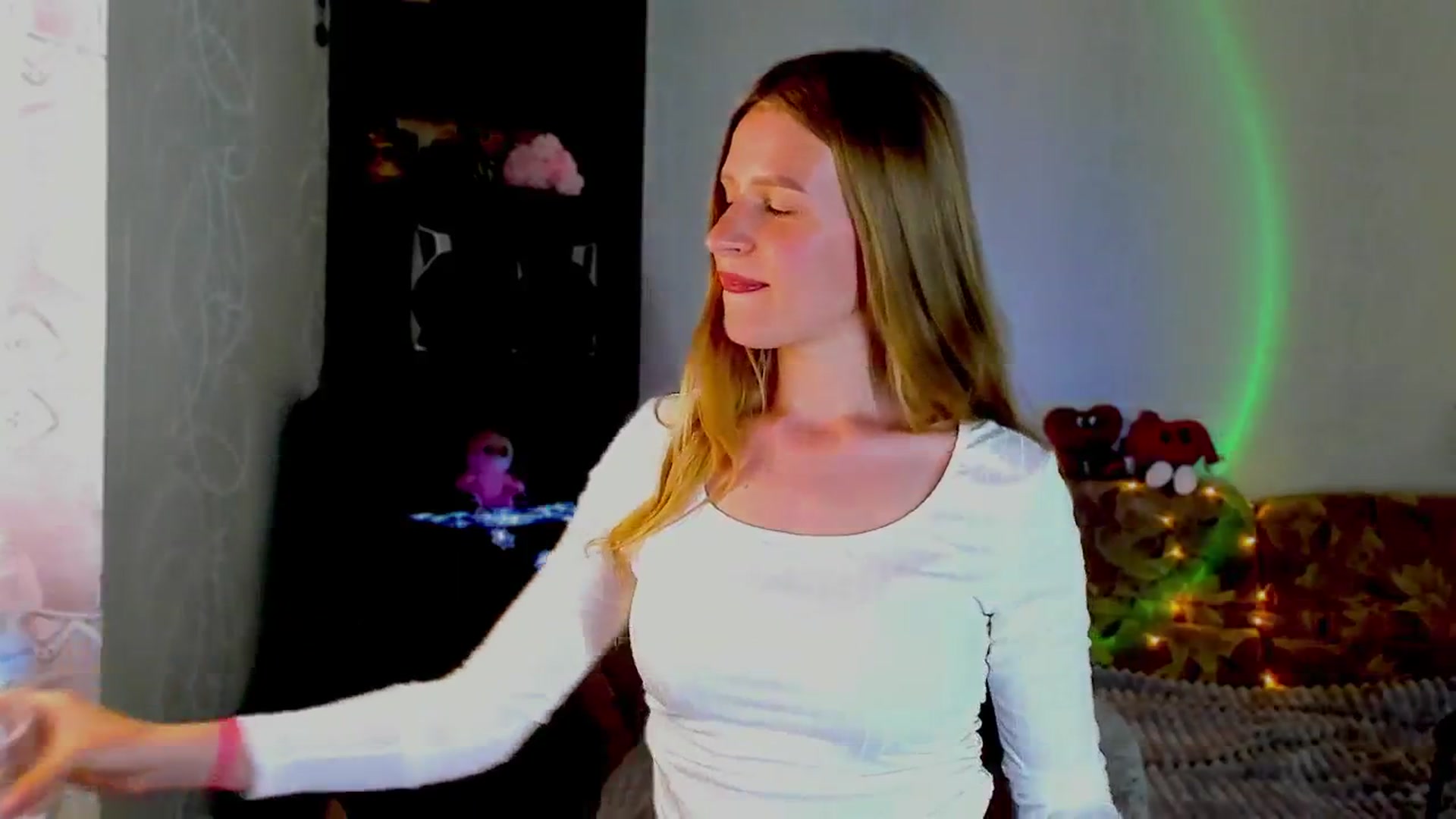 Gallery image thumbnail from Luna_evan's myfreecams stream on, 06/25/2025, 14:06 image 3 of 20