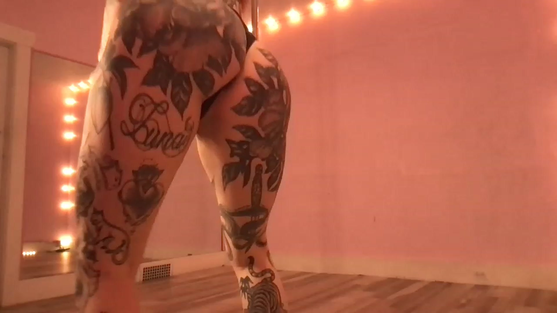 Gallery image thumbnail from Luna_luck's myfreecams stream on, 03/27/2023, 19:35 image 15 of 20