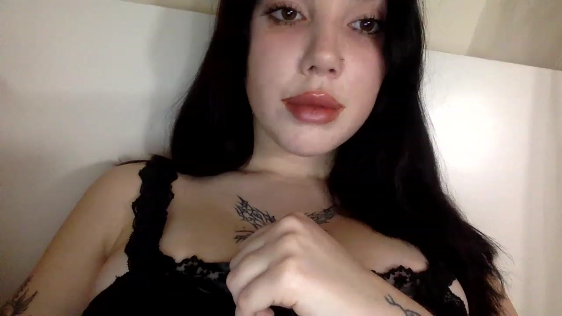 Gallery image thumbnail from Lunaaxoxo's myfreecams stream on, 12/16/2022, 08:27 image 14 of 20