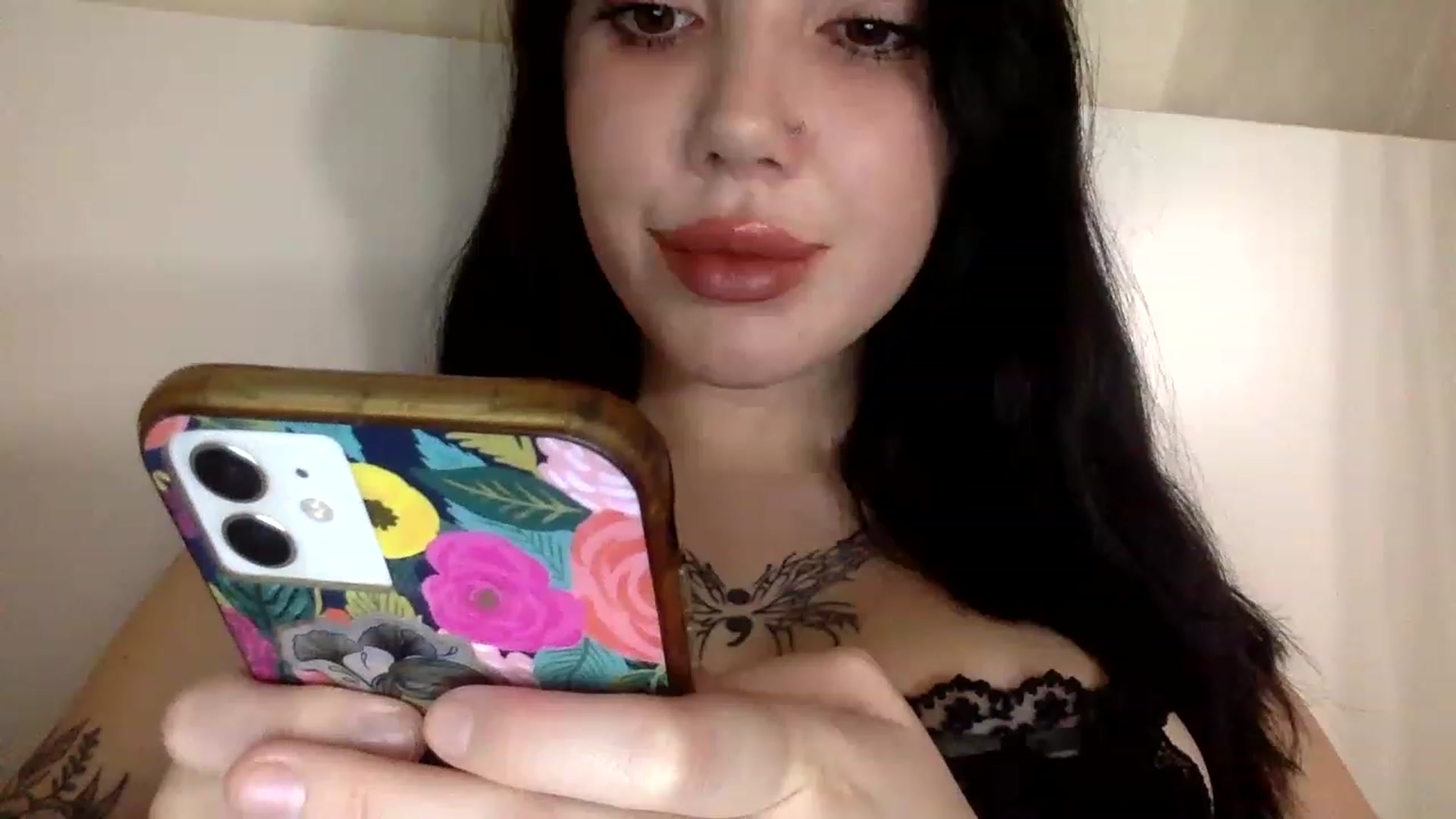 Gallery image thumbnail from Lunaaxoxo's myfreecams stream on, 12/16/2022, 08:27 image 12 of 20