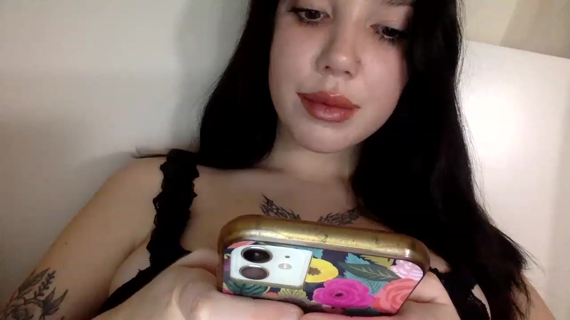 Gallery image thumbnail from Lunaaxoxo's myfreecams stream on, 12/16/2022, 08:27 image 19 of 20