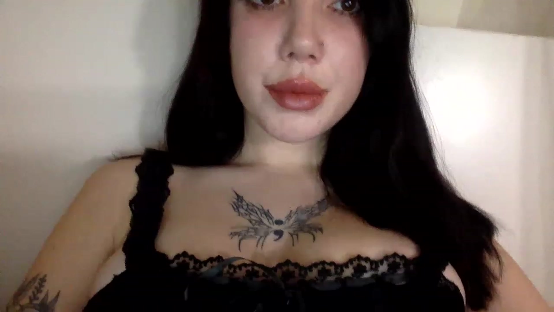 Gallery image thumbnail from Lunaaxoxo's myfreecams stream on, 12/16/2022, 08:27 image 15 of 20