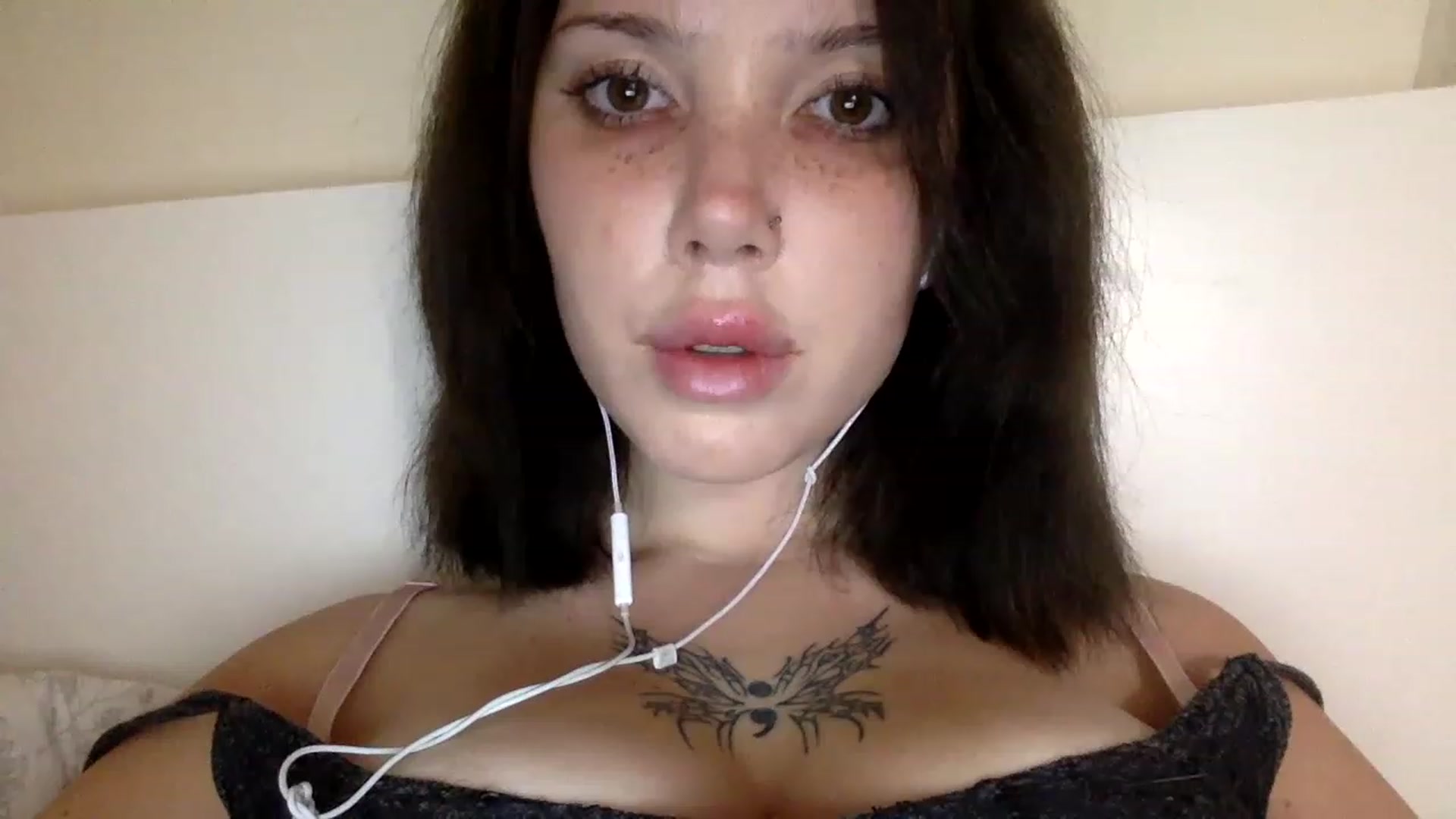 Gallery image thumbnail from Lunaaxoxo's myfreecams stream on, 04/18/2023, 06:39 image 16 of 20