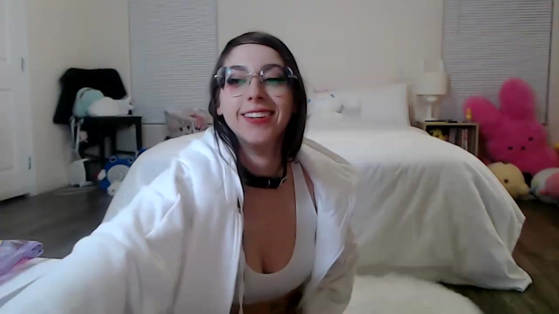 Gallery image thumbnail from Lunackitsuen's myfreecams stream on, 02/18/2023, 11:19 image 11 of 20