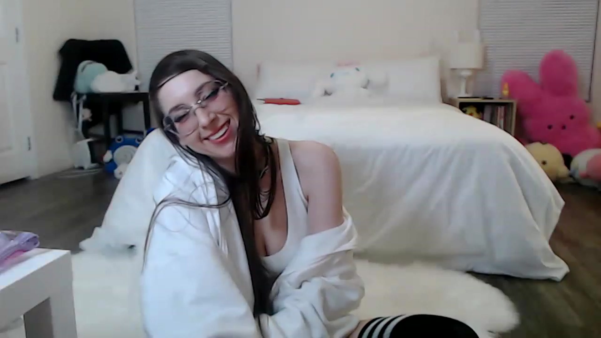 Gallery image thumbnail from Lunackitsuen's myfreecams stream on, 02/18/2023, 11:19 image 14 of 20
