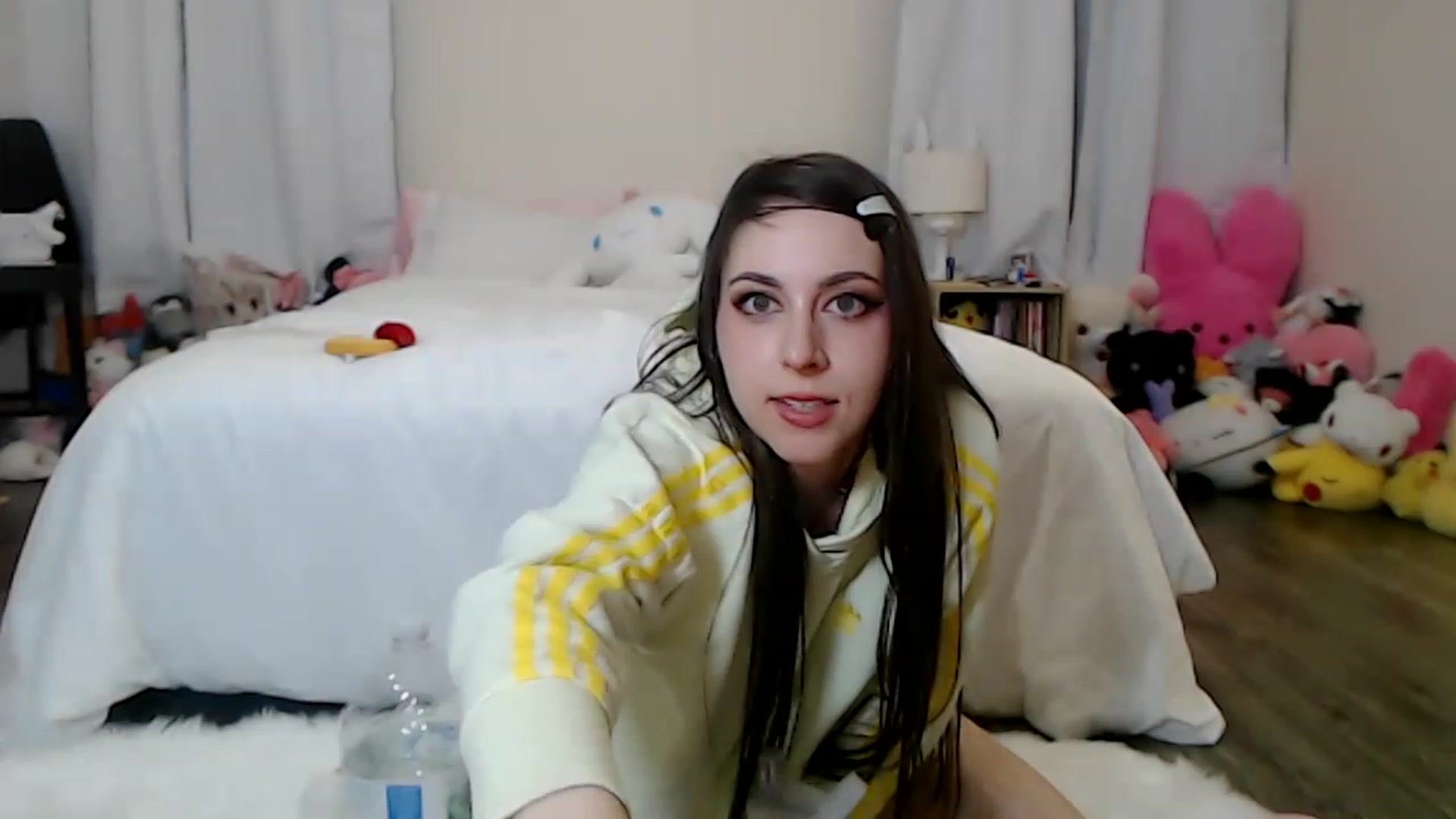 Gallery image thumbnail from Lunackitsuen's myfreecams stream on, 03/18/2023, 08:00 image 13 of 20