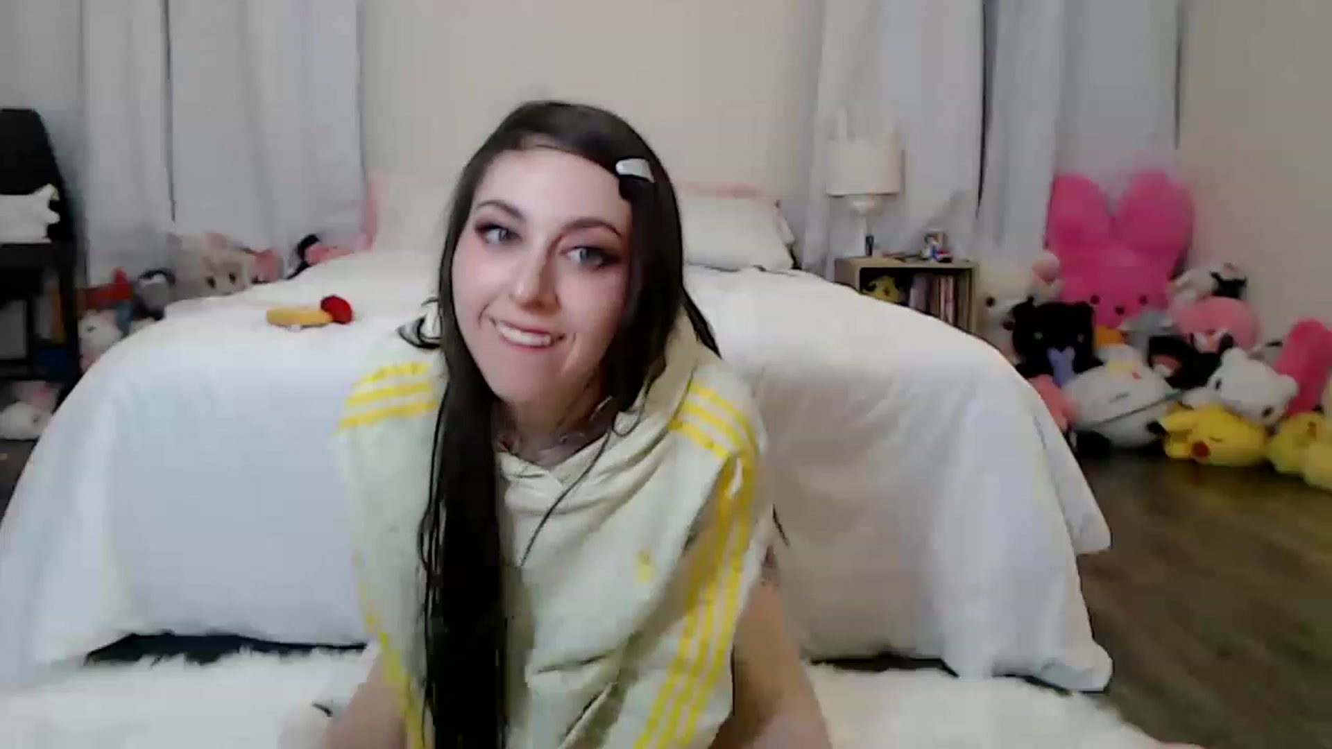 Gallery image thumbnail from Lunackitsuen's myfreecams stream on, 03/18/2023, 08:00 image 12 of 20