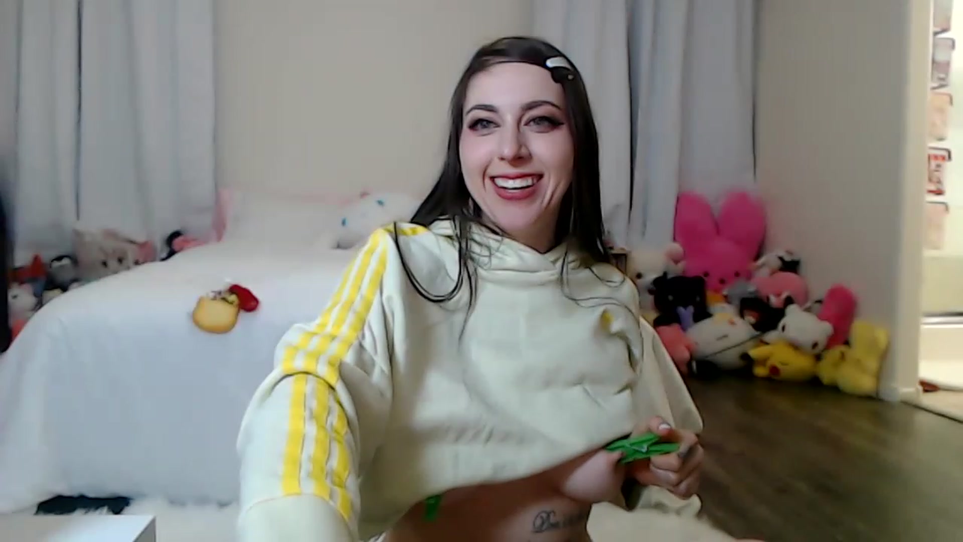 Gallery image thumbnail from Lunackitsuen's myfreecams stream on, 03/18/2023, 08:00 image 4 of 20