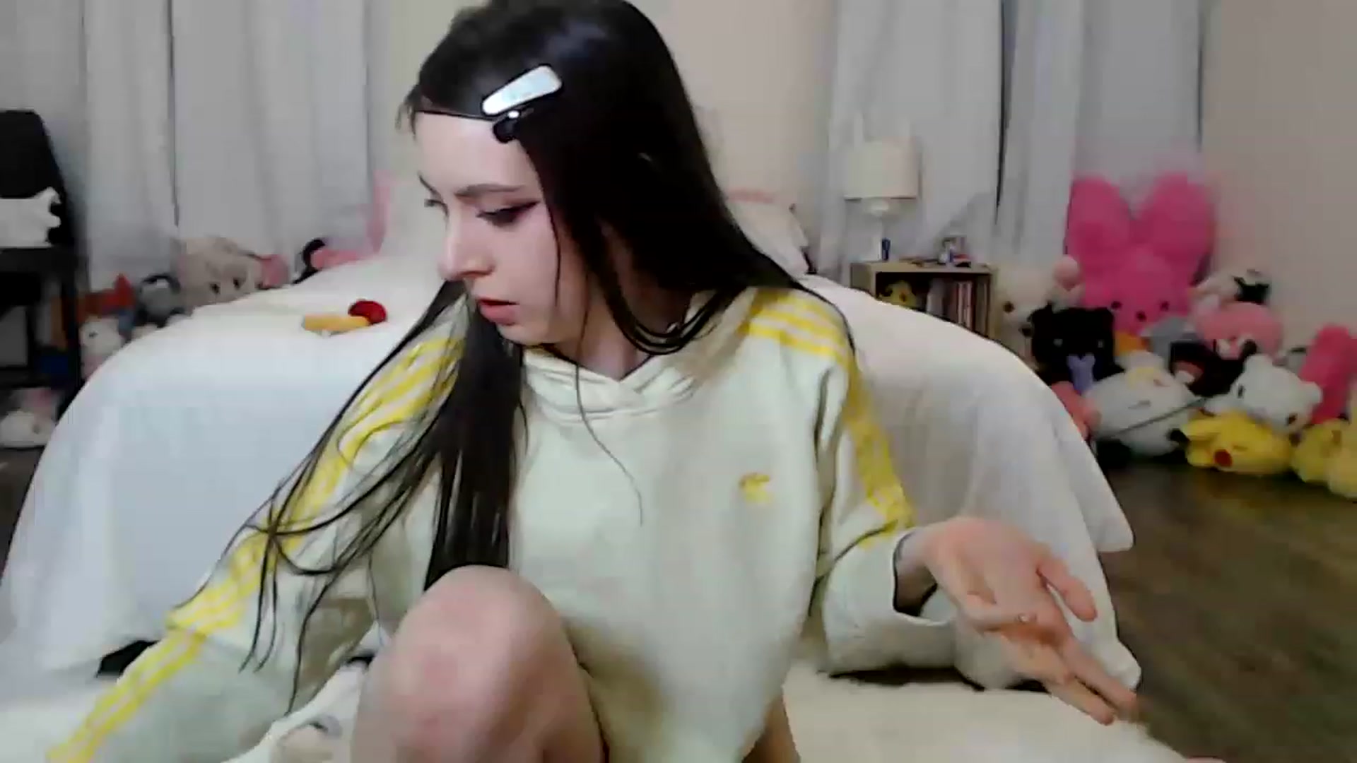 Gallery image thumbnail from Lunackitsuen's myfreecams stream on, 03/18/2023, 08:00 image 15 of 20