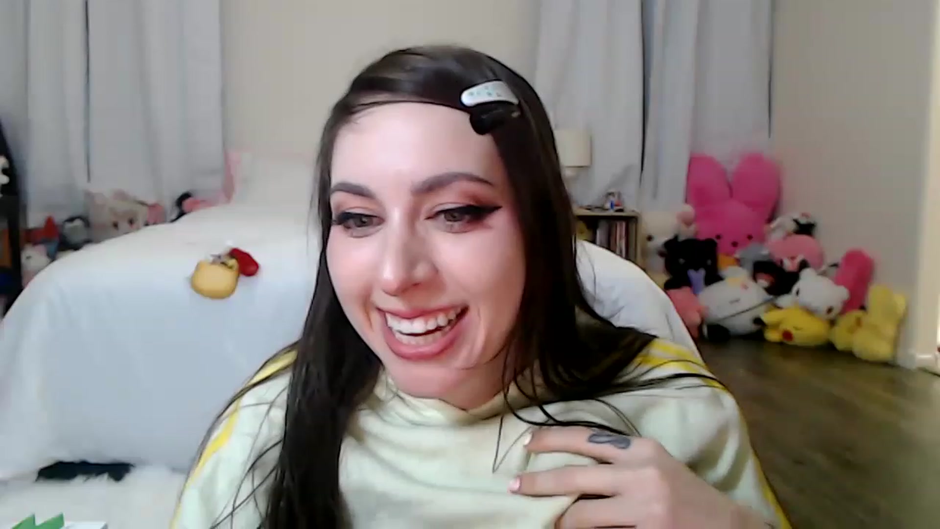 Gallery image thumbnail from Lunackitsuen's myfreecams stream on, 03/18/2023, 08:00 image 7 of 20