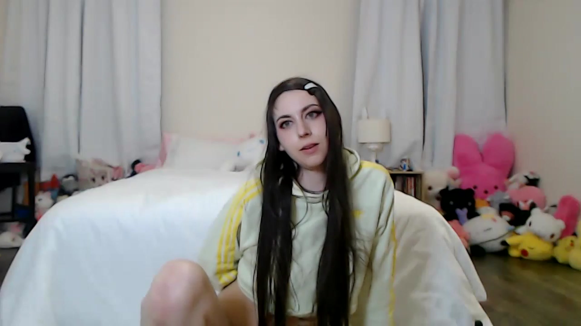 Gallery image thumbnail from Lunackitsuen's myfreecams stream on, 03/18/2023, 11:20 image 2 of 20