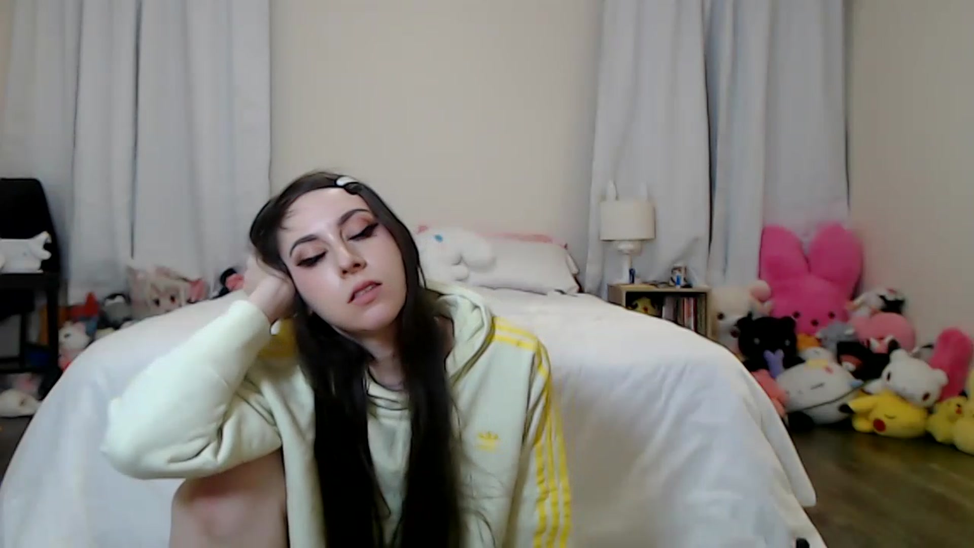 Gallery image thumbnail from Lunackitsuen's myfreecams stream on, 03/18/2023, 11:20 image 3 of 20