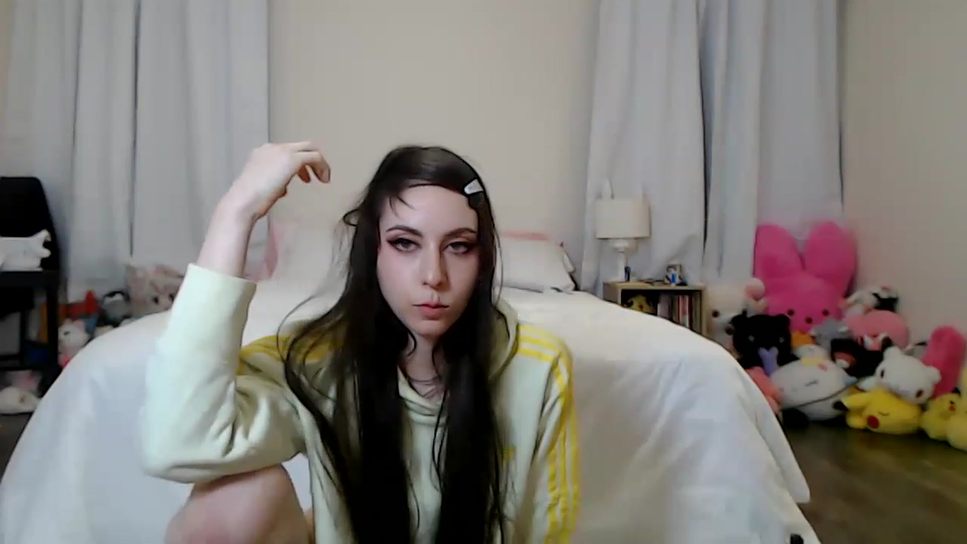 Gallery image thumbnail from Lunackitsuen's myfreecams stream on, 03/18/2023, 11:20 image 4 of 20