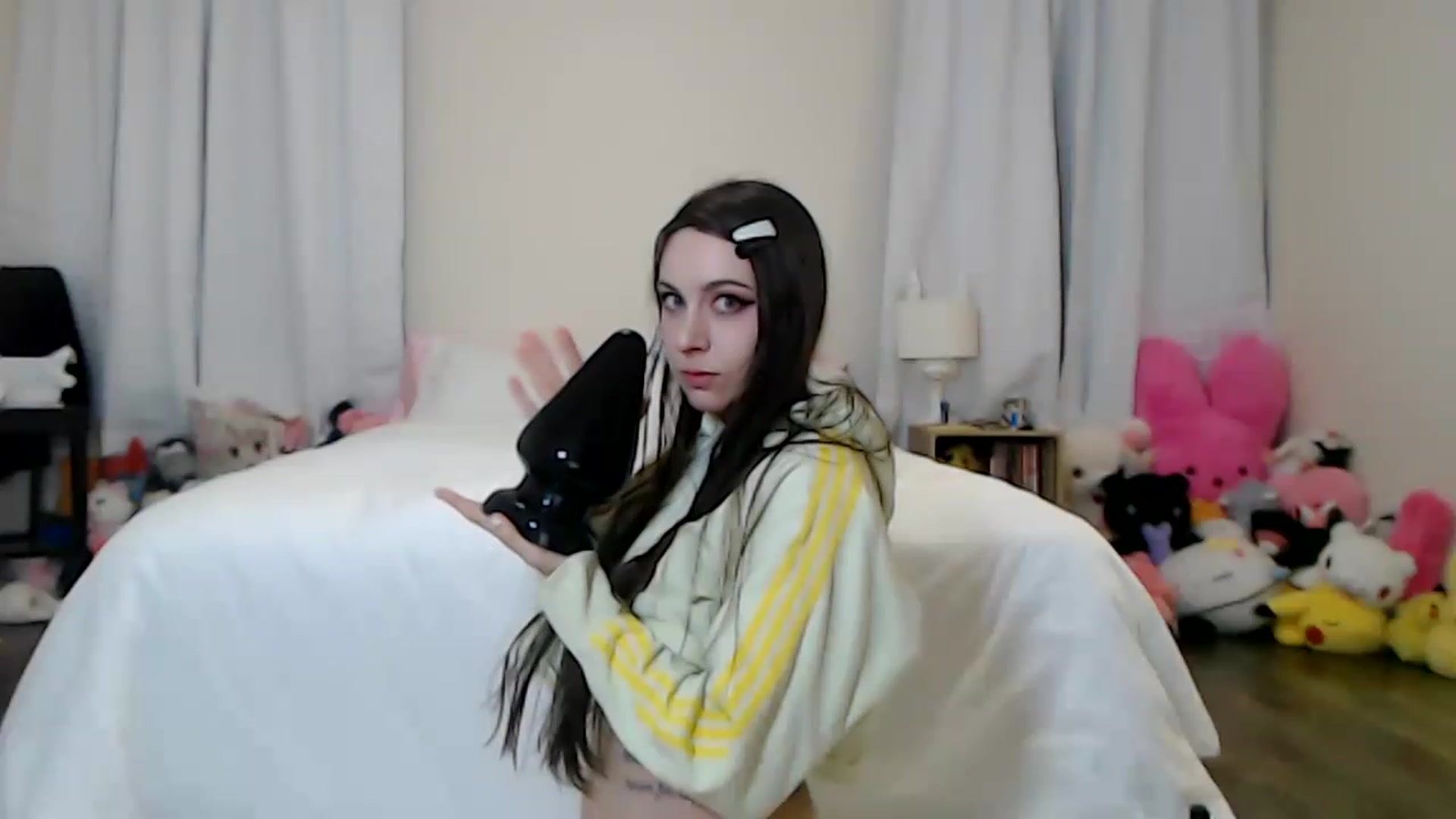 Gallery image thumbnail from Lunackitsuen's myfreecams stream on, 03/18/2023, 11:20 image 1 of 20