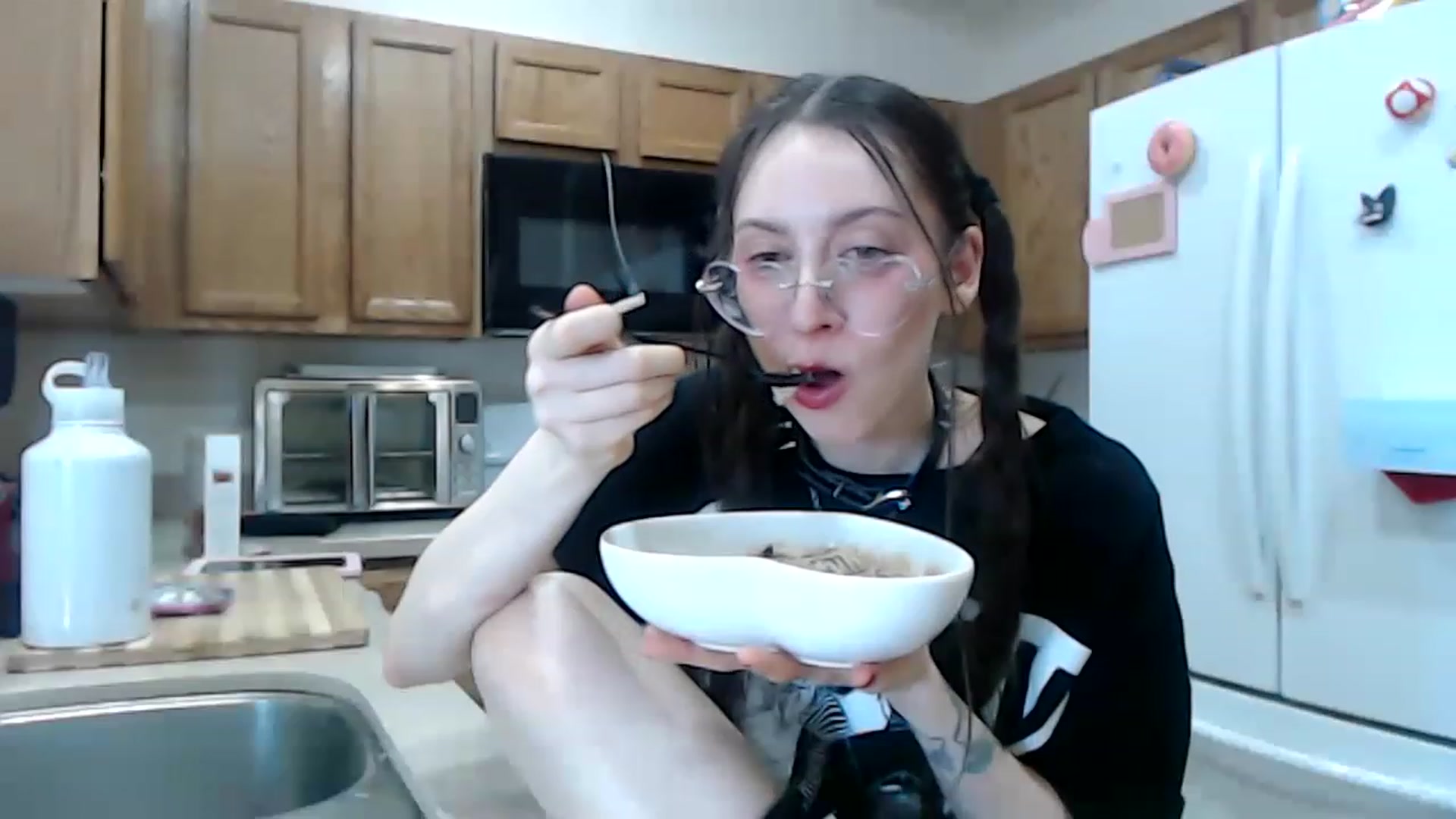Gallery image thumbnail from Lunackitsuen's myfreecams stream on, 05/04/2023, 12:19 image 16 of 20