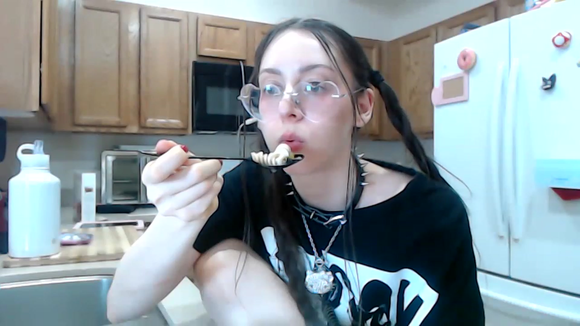 Gallery image thumbnail from Lunackitsuen's myfreecams stream on, 05/04/2023, 12:19 image 18 of 20