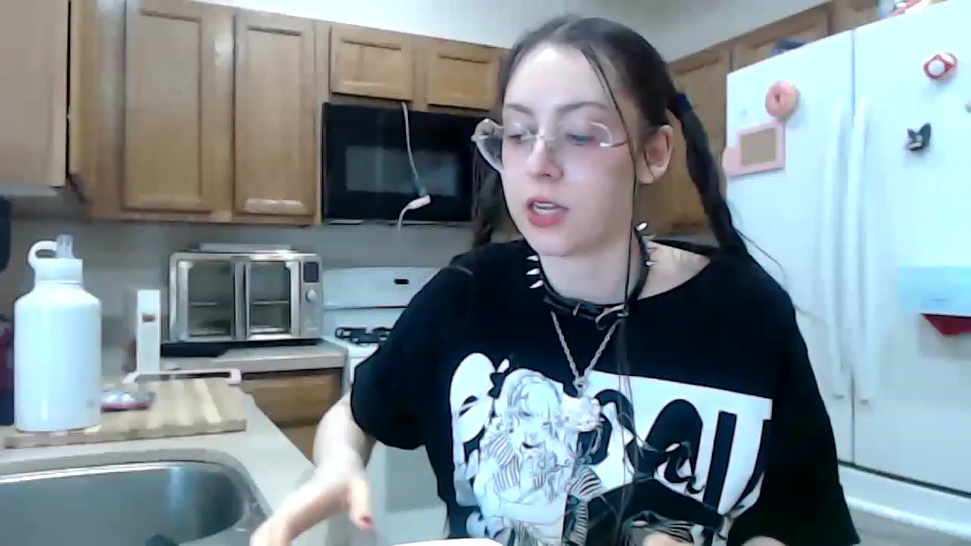 Gallery image thumbnail from Lunackitsuen's myfreecams stream on, 05/04/2023, 12:19 image 15 of 20