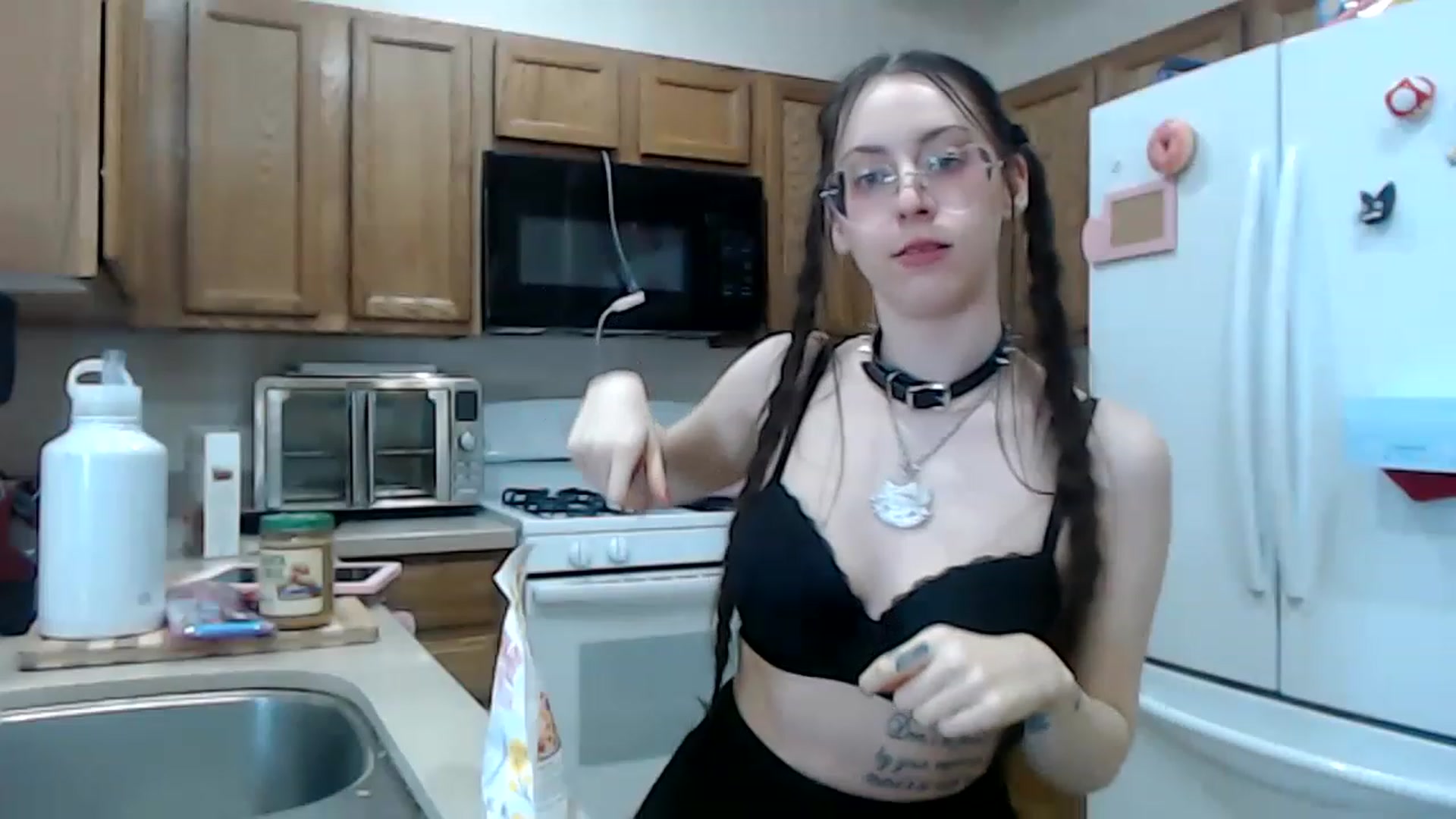 Gallery image thumbnail from Lunackitsuen's myfreecams stream on, 05/04/2023, 13:38 image 14 of 20