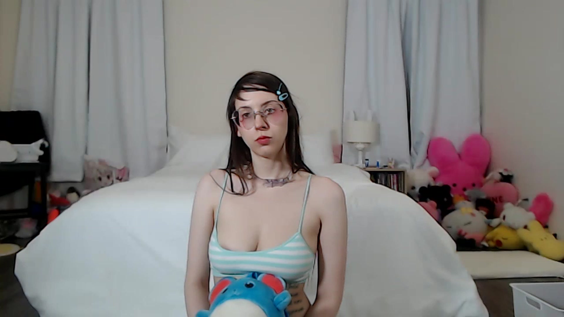Gallery image thumbnail from Lunackitsuen's myfreecams stream on, 05/18/2023, 07:52 image 18 of 20
