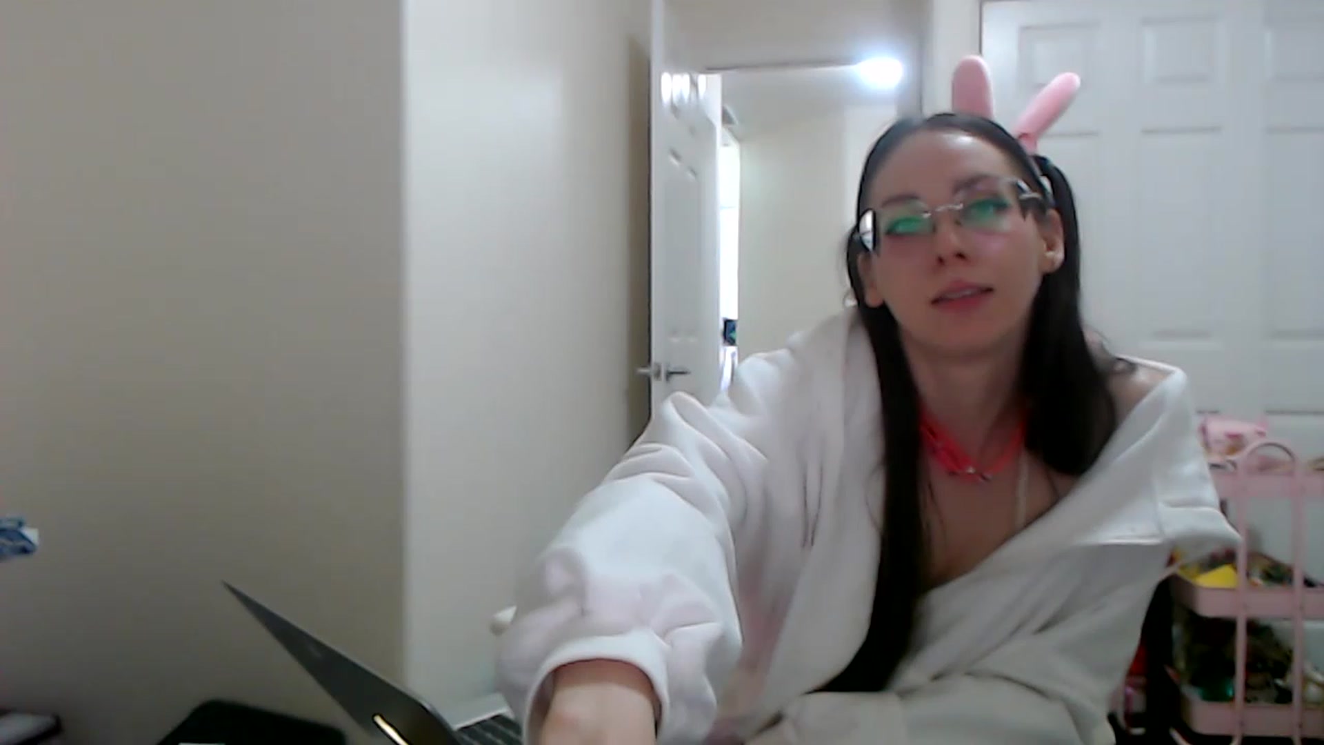 Gallery image thumbnail from Lunackitsuen's myfreecams stream on, 06/02/2023, 12:51 image 8 of 20