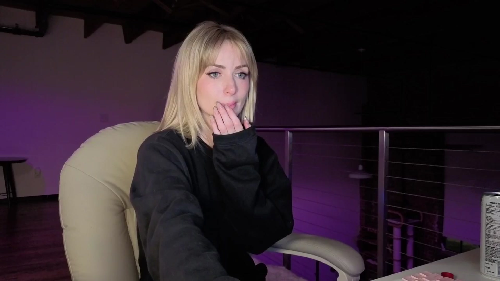 Gallery image thumbnail from Lunafayexo's myfreecams stream on, 05/01/2026, 05:43 image 10 of 20
