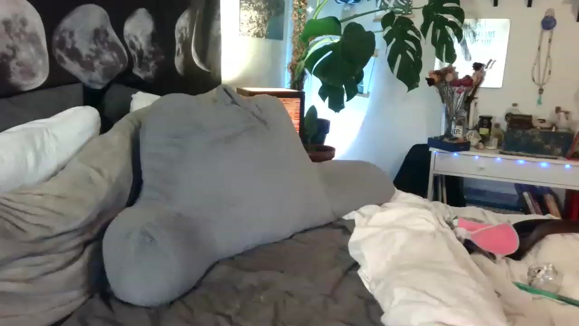 Gallery image thumbnail from LunarLexxx's myfreecams stream on, 03/19/2023, 11:24 image 3 of 20