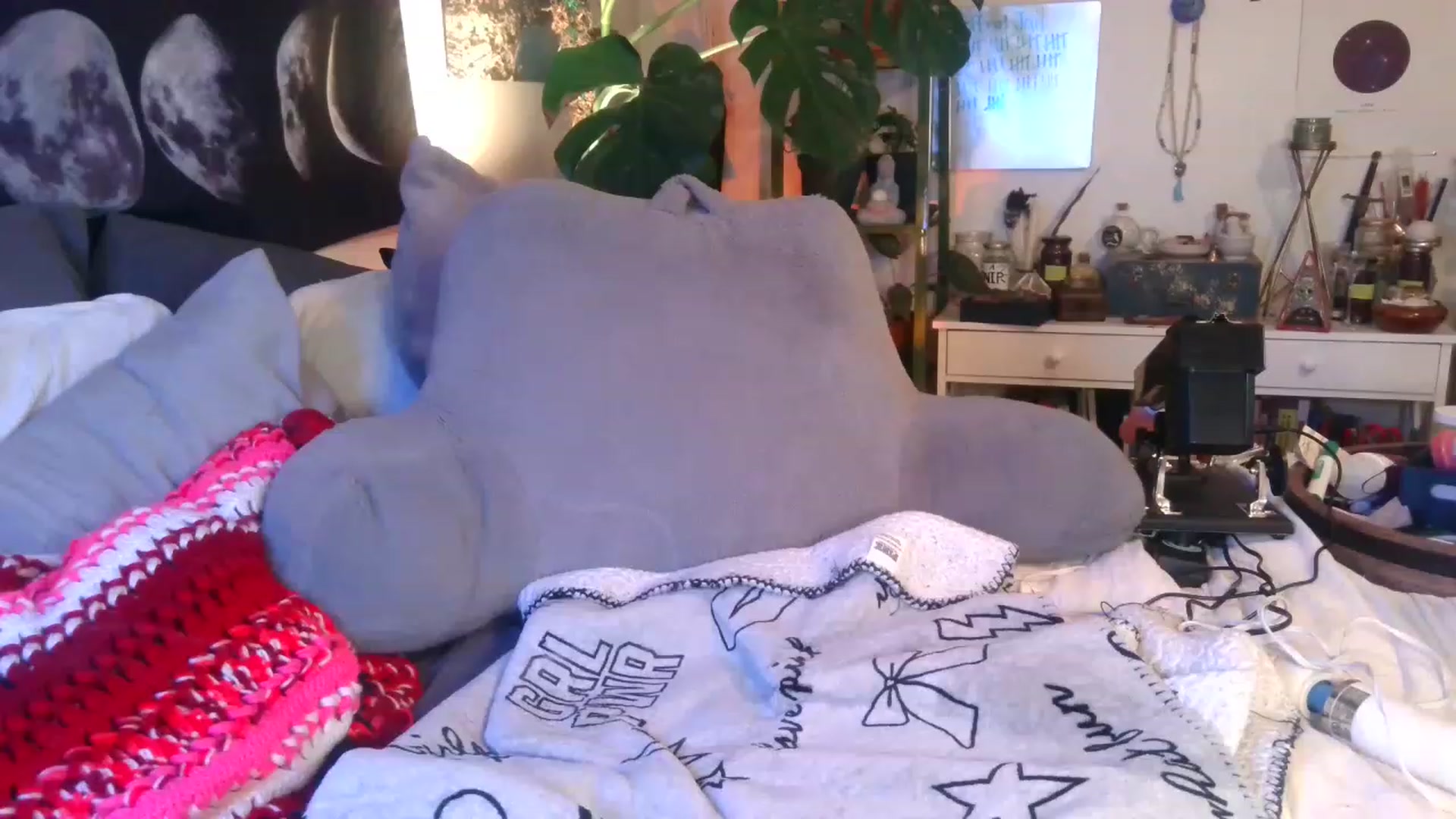 Gallery image thumbnail from LunarLexxx's myfreecams stream on, 04/02/2023, 11:31 image 10 of 20