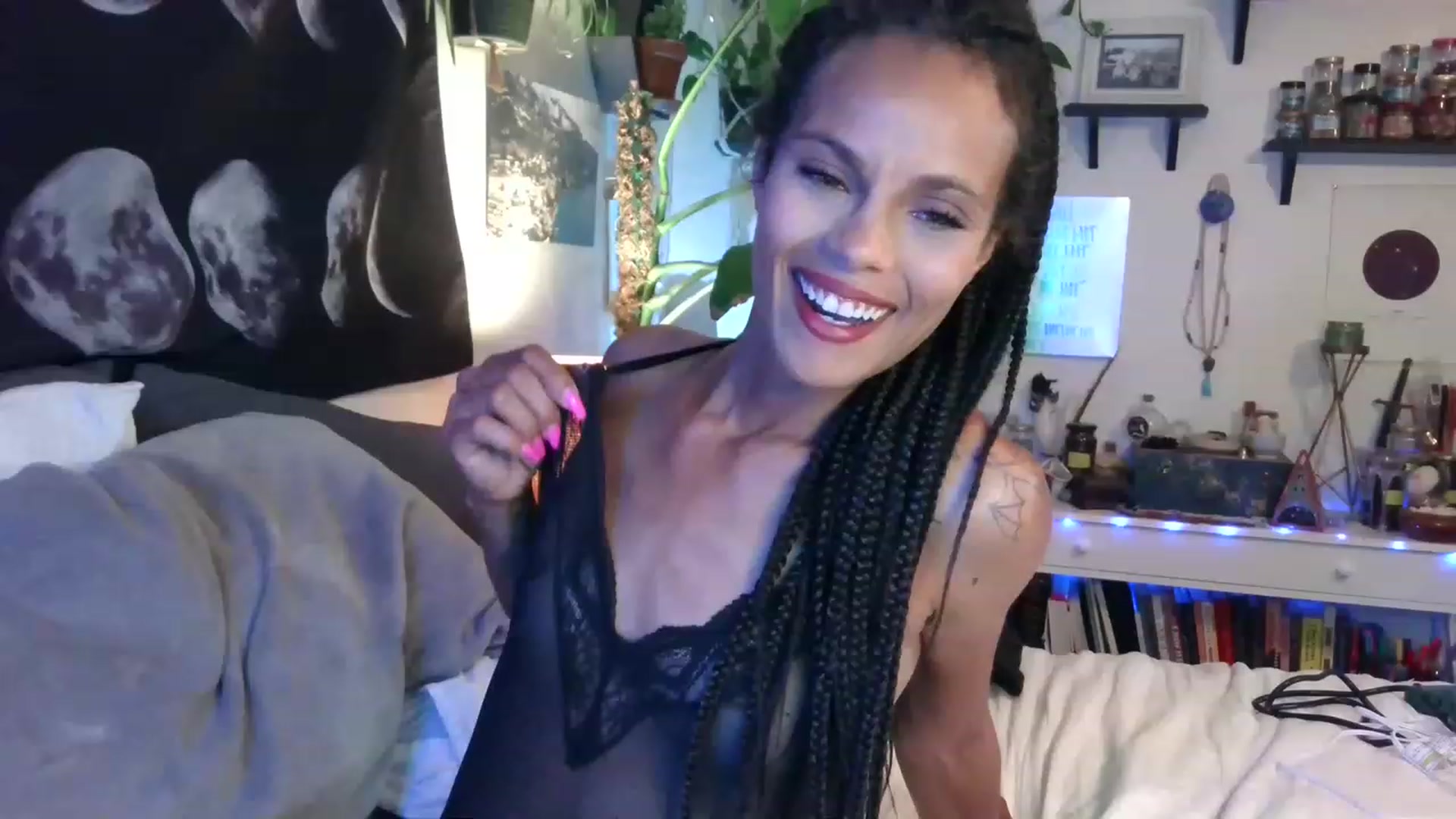 Gallery image thumbnail from LunarLexxx's myfreecams stream on, 05/03/2023, 07:28 image 6 of 20