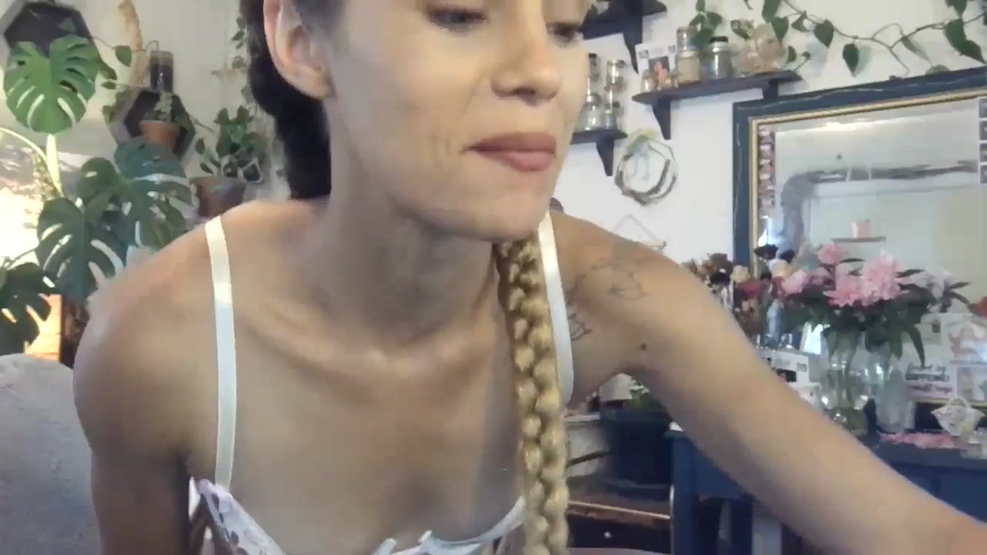 Gallery image thumbnail from LunarLexxx's myfreecams stream on, 05/22/2023, 07:57 image 15 of 20