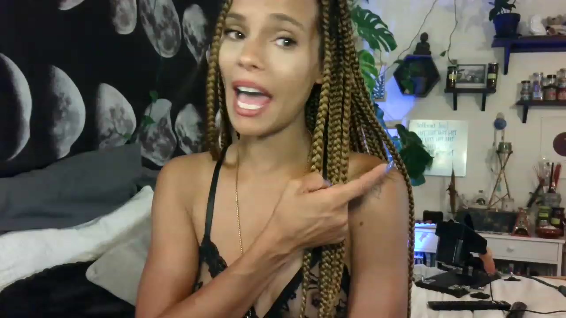 Gallery image thumbnail from LunarLexxx's myfreecams stream on, 06/18/2023, 10:23 image 12 of 20