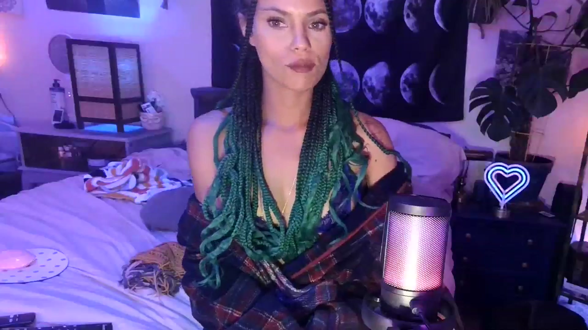 Gallery image thumbnail from LunarLexxx's myfreecams stream on, 03/17/2024, 11:08 image 10 of 20