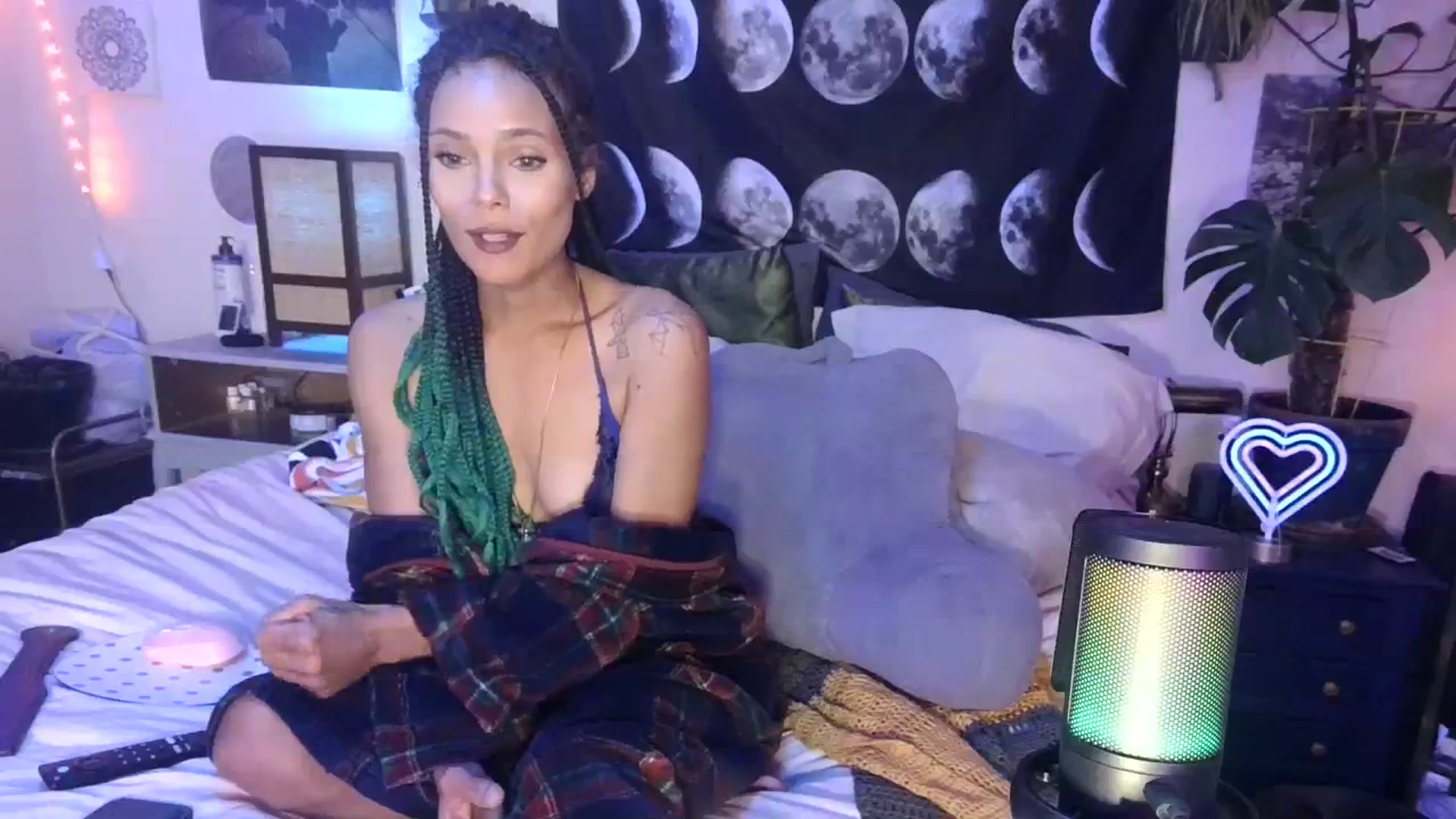 Gallery image thumbnail from LunarLexxx's myfreecams stream on, 03/17/2024, 11:08 image 7 of 20