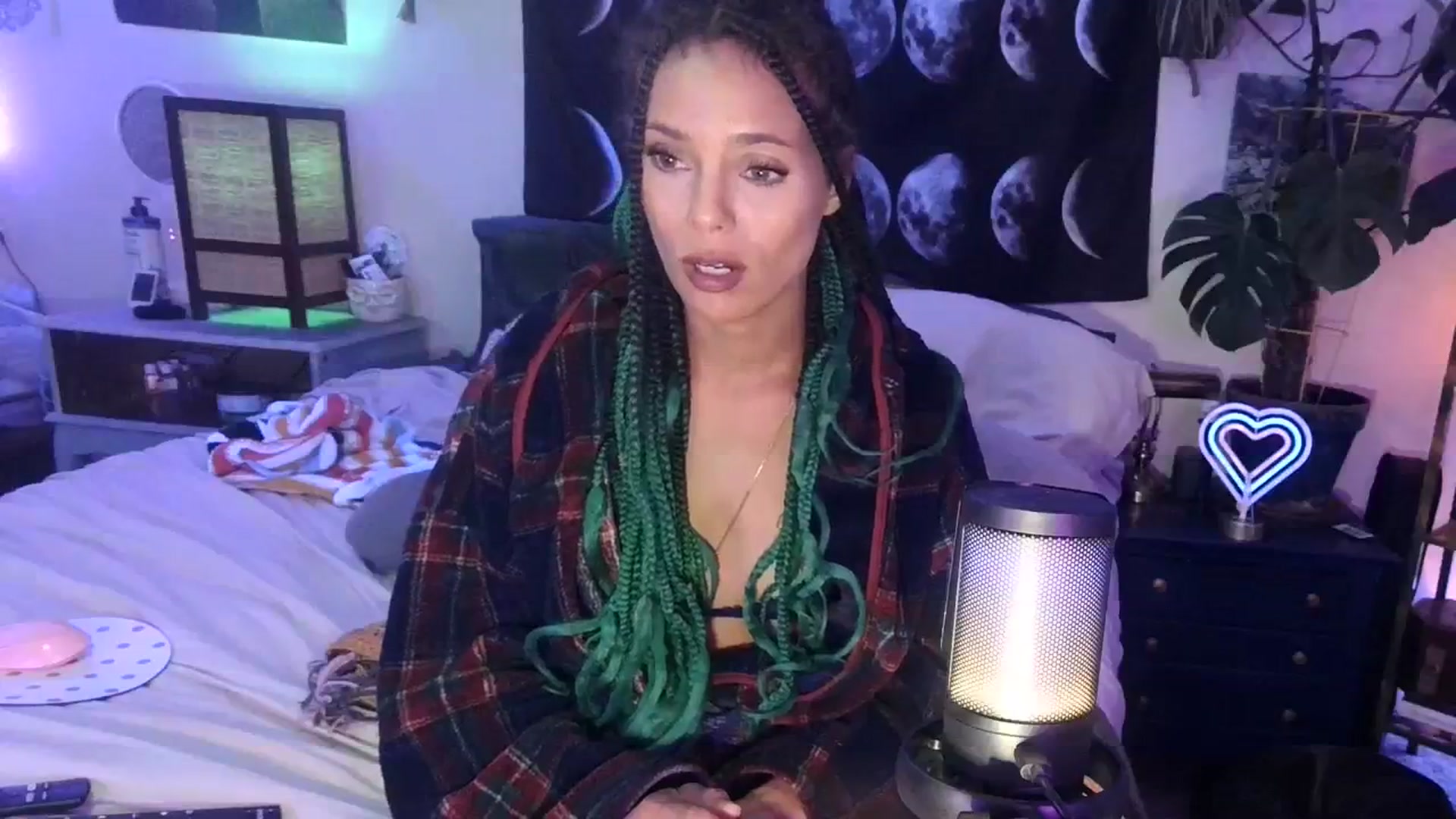 Gallery image thumbnail from LunarLexxx's myfreecams stream on, 03/17/2024, 11:08 image 11 of 20