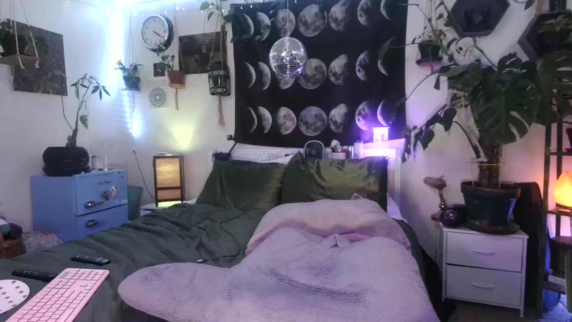 Gallery image thumbnail from LunarLexxx's myfreecams stream on, 08/18/2024, 09:50 image 1 of 20