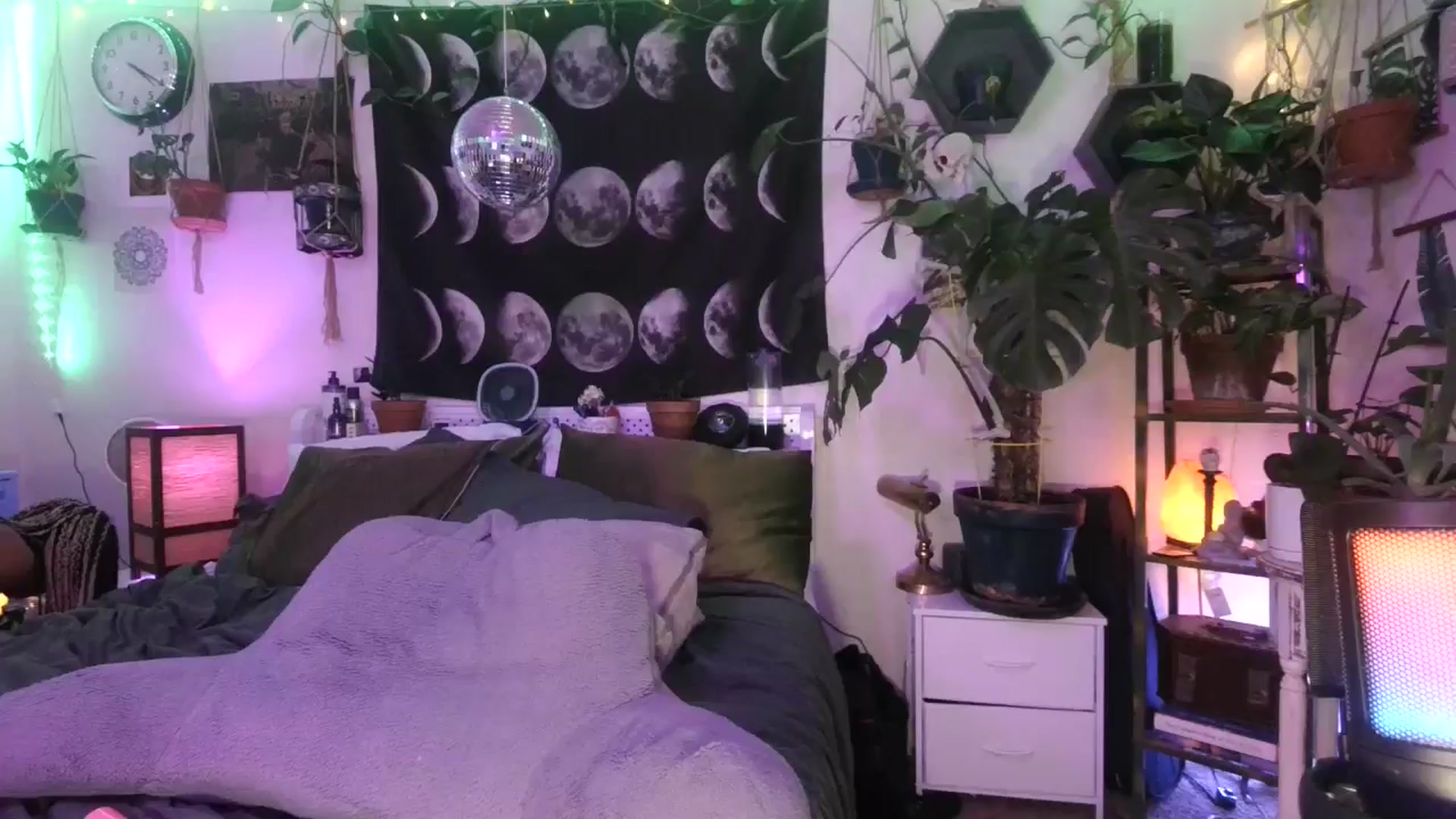 Gallery image thumbnail from LunarLexxx's myfreecams stream on, 08/21/2024, 11:31 image 6 of 20