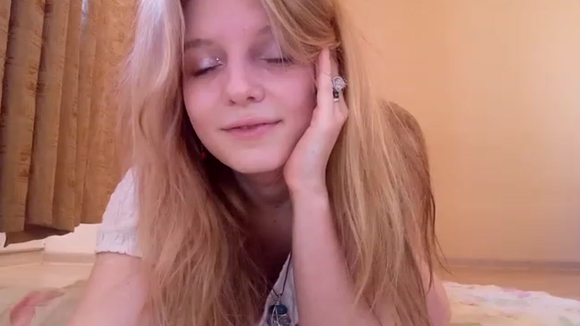 Gallery image thumbnail from LunarWltch's myfreecams stream on, 01/06/2023, 14:20 image 3 of 20