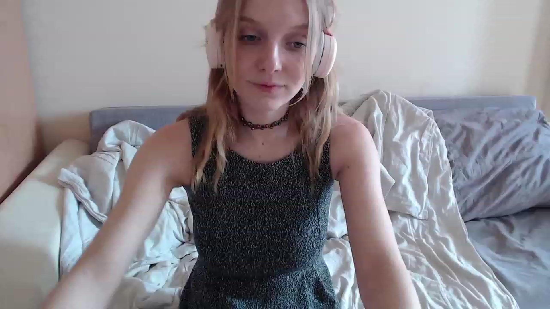 Gallery image thumbnail from LunarWltch's myfreecams stream on, 04/18/2023, 12:12 image 12 of 20