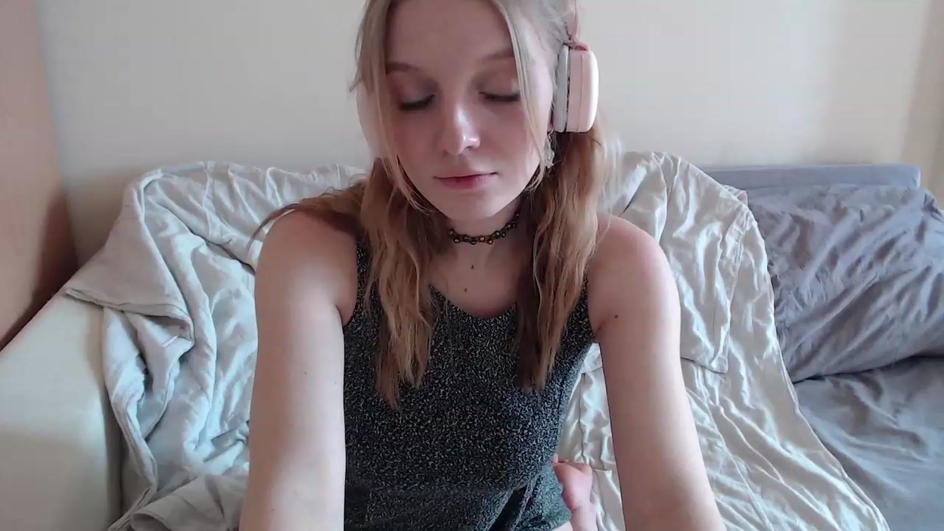Gallery image thumbnail from LunarWltch's myfreecams stream on, 04/18/2023, 12:12 image 15 of 20