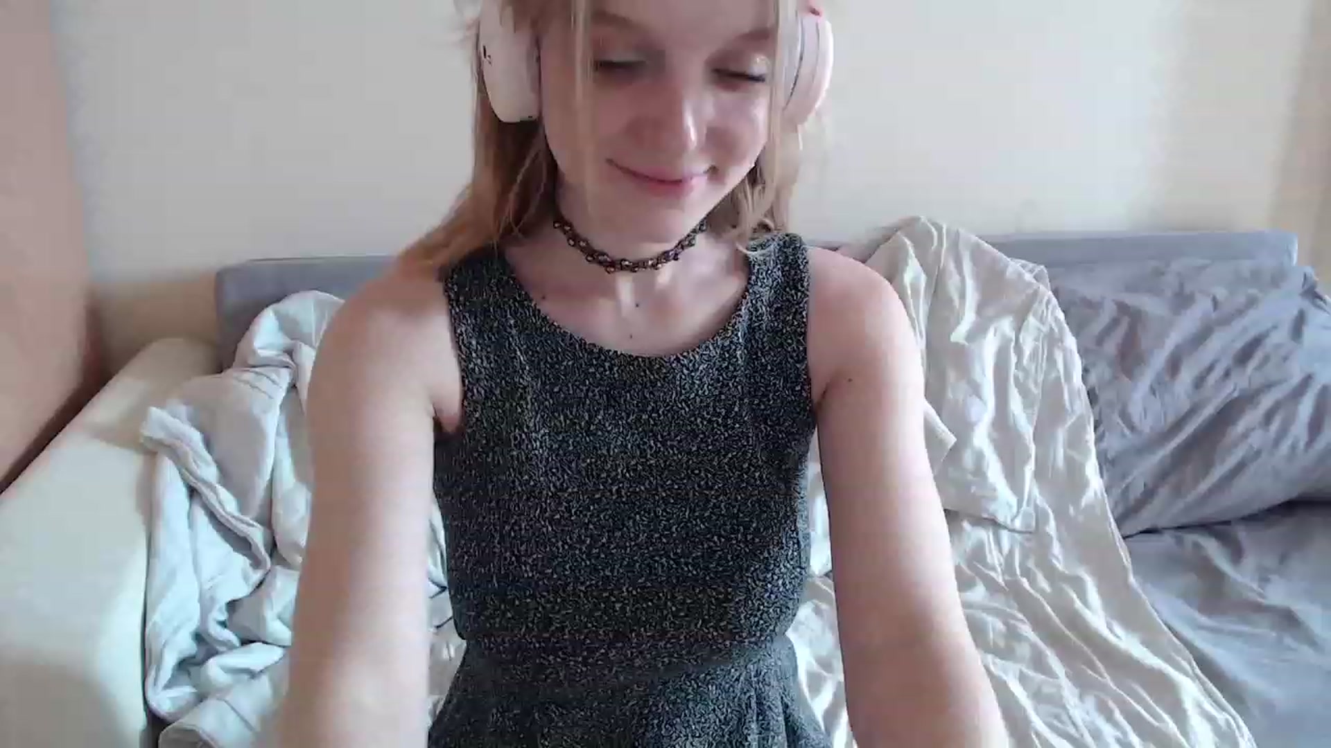 Gallery image thumbnail from LunarWltch's myfreecams stream on, 04/18/2023, 12:12 image 10 of 20