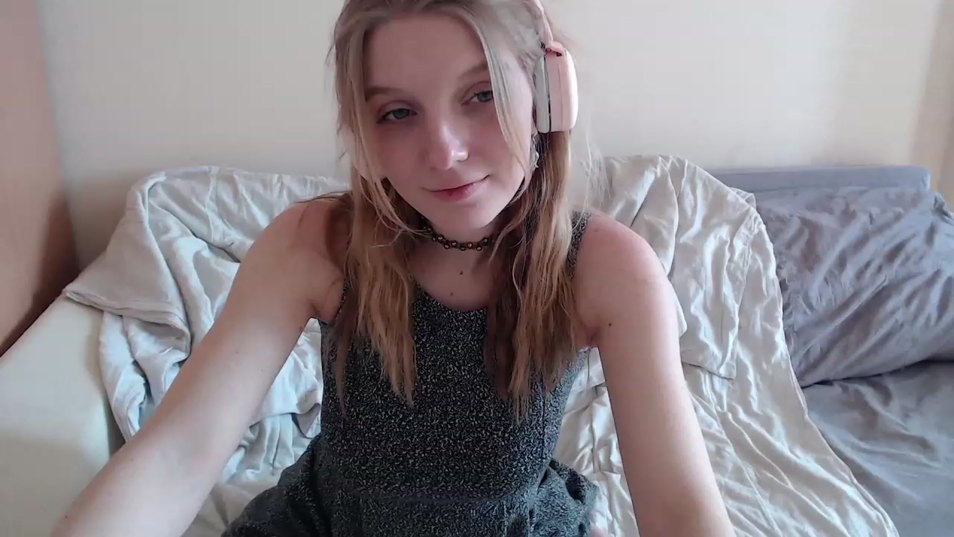 Gallery image thumbnail from LunarWltch's myfreecams stream on, 04/18/2023, 12:12 image 17 of 20