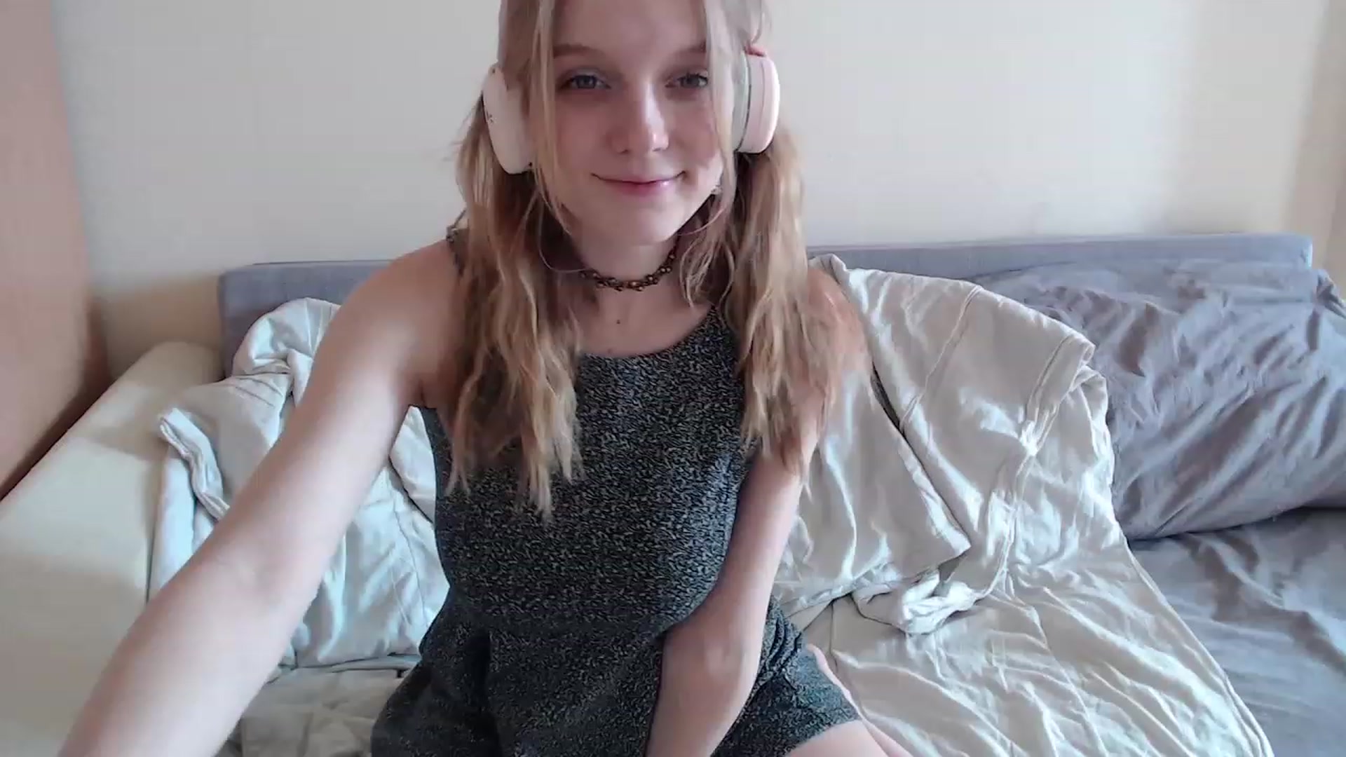 Gallery image thumbnail from LunarWltch's myfreecams stream on, 04/18/2023, 12:12 image 6 of 20